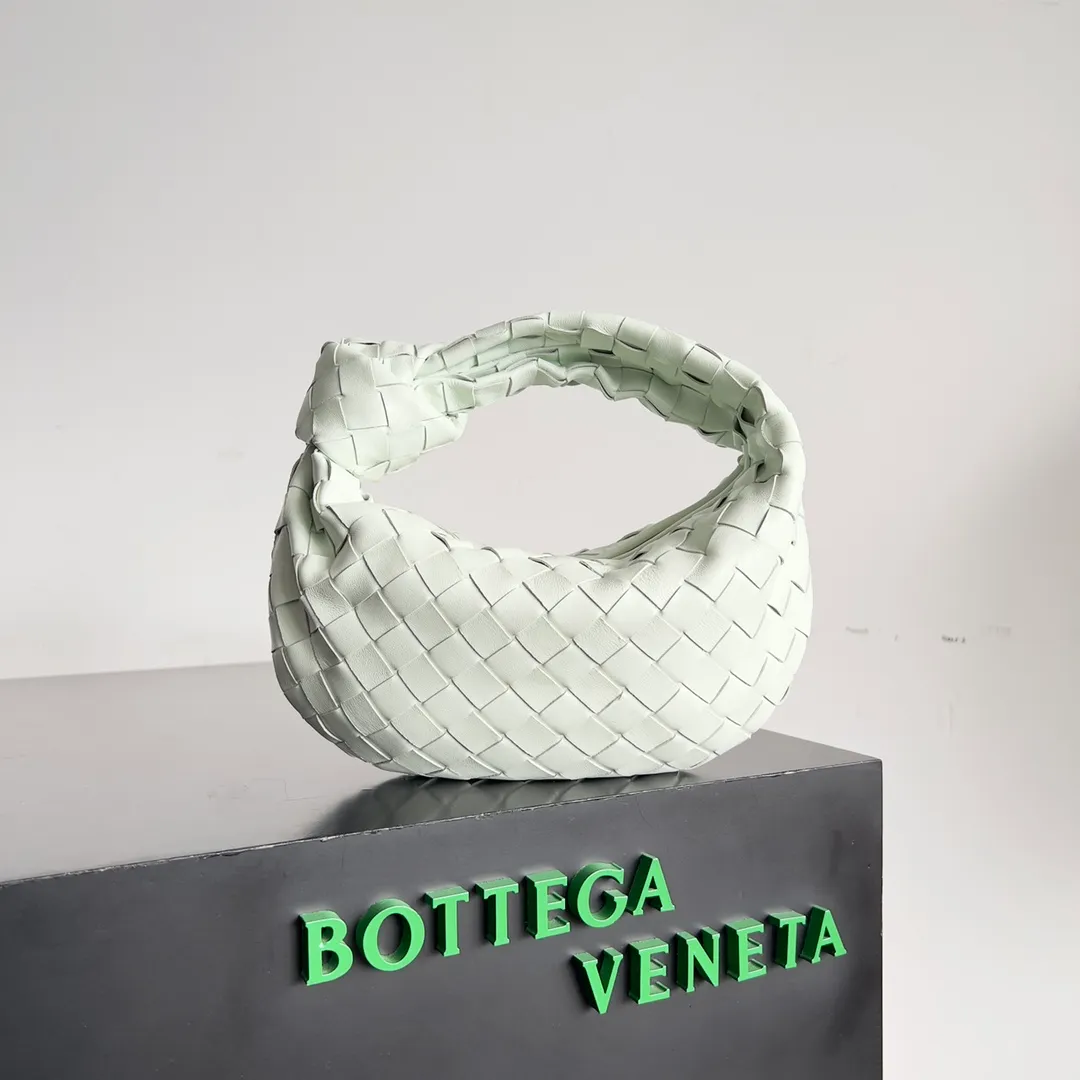 Batch 1120 Bottega veneta͙.——The latest braided and knotted hobo🔥 The top-grade lambskin leather is very soft, the bag shape is unique, practical and durable. It retains the traditional weaving elements while being a bit more flamboyant ~ Made of hand-woven sheepskin, zipper opening and closing, curved seamless structure, effortless to match. Highly recommended⚠️⚠️⚠️ The highest-end in the market🌈 Welcome to compare [Factory equipped with full package] size: 23x15x5cm.   Model: 651876